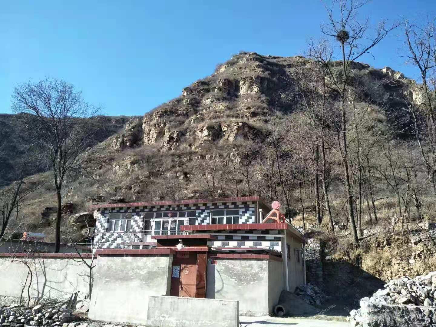 房山张坊农村小院出租，400平米，长租10年，背靠大山，临近水源