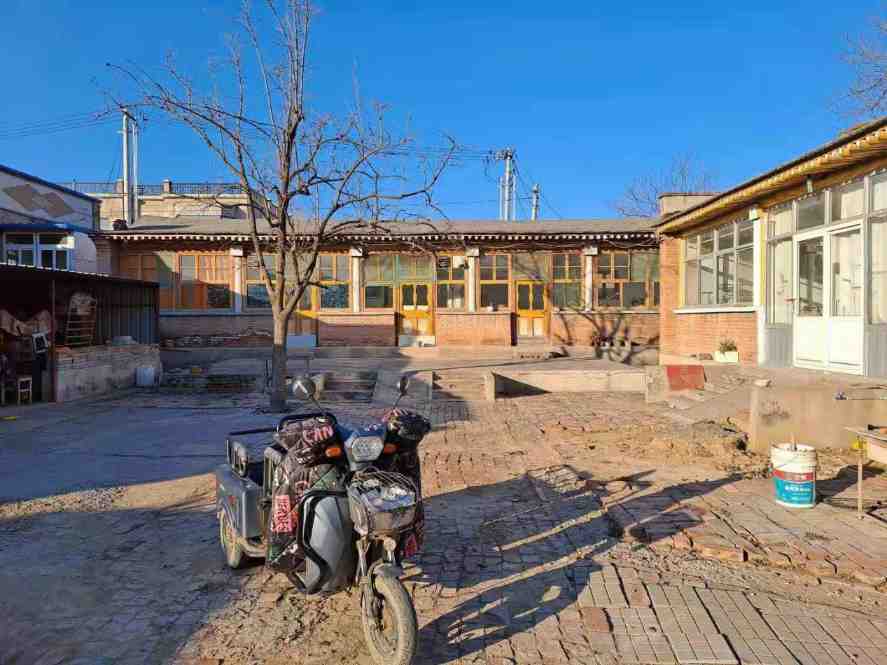 房山窦店农村宅基地500平米平房大院子出租，院内有大树