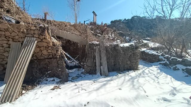 6000元出租密云巨各庄村边农村破旧小院，位于村边，适合改造重建