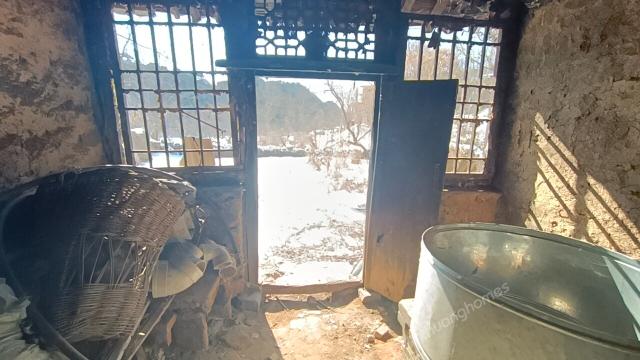 6000元出租密云巨各庄村边农村破旧小院，位于村边，适合改造重建